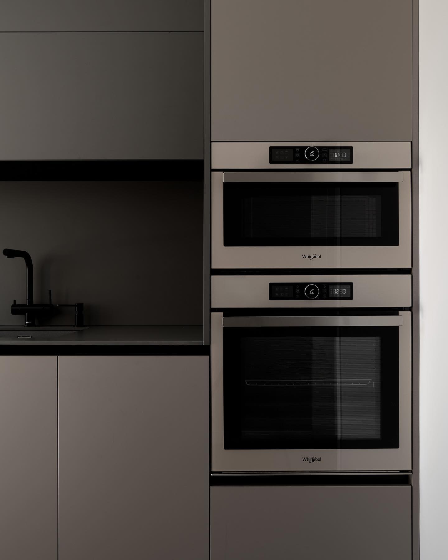 Колонна встроенной техники — микроволновка и духовой шкаф Whirlpool